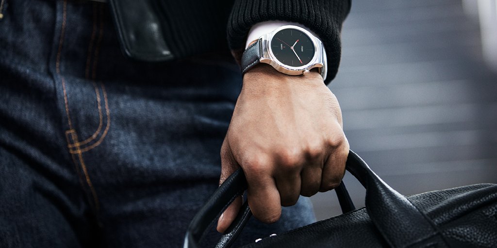 HuaweiDeviceUSA's tweet photo. It's time to start the weekend with a smart choice. #HuaweiWatch #SmartRedefined https://t.co/5VATN2PdWv