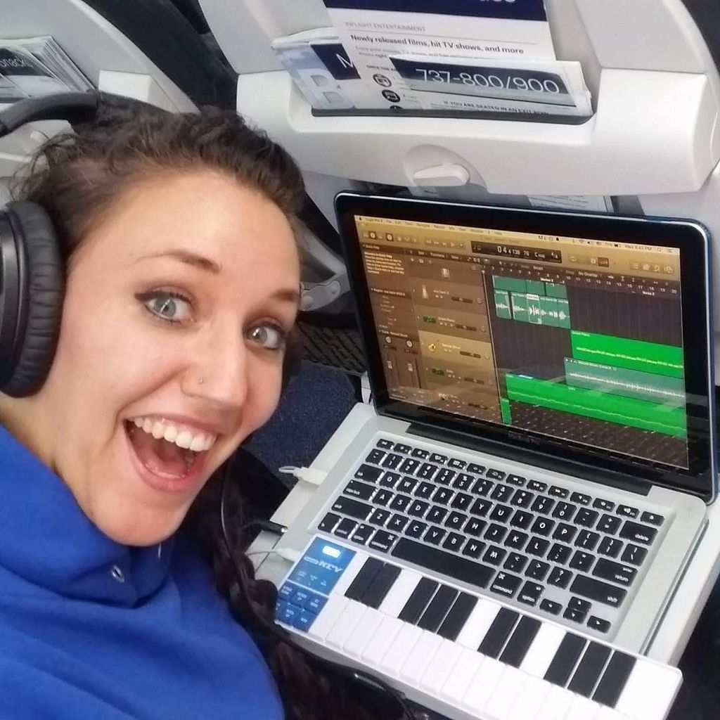 ShaniRoseMusic's tweet image. Making music #3000feetup. :) #airplanetunes #minisetup #closequarters #logic #flyinghigh #… ift.tt/1RidTm4