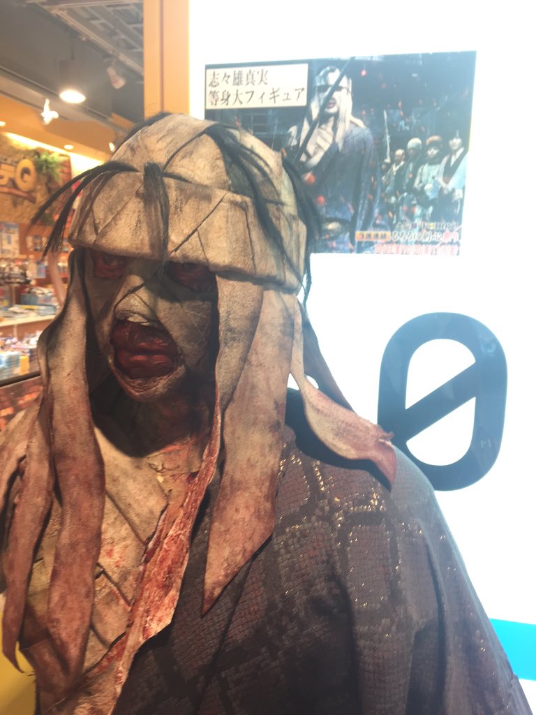 アンク 金曜ロードショー公式 汐留の日テレ屋で特別展示実施中 るろうに剣心 シリーズの撮影で実際に使われた剣心 さんの折れた逆刃刀や蒼紫さんの長い刀の本物など 超レアなアイテムがズラリ 来週金曜までですー 蒼紫 逆刃刀 日テレ屋特別