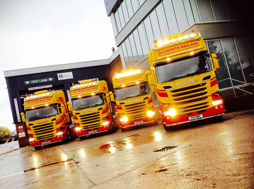 TonyBiddlestone's tweet photo. If you want VERY Happy drivers....you give them #scania V8 tractors...stunning https://t.co/mfiuDxmutS