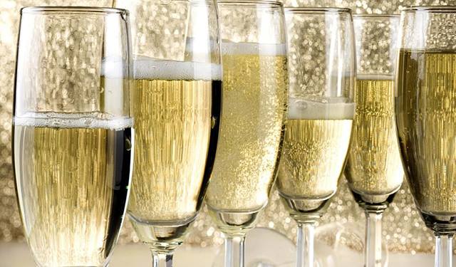 TheHarvardInn's tweet photo. HALF PRICE HOUSE CHAMPAGNE &amp; PROSECCO!!
*Monday - Thursday through December. #Prosecco #champagne https://t.co/eyKSkcgrSG