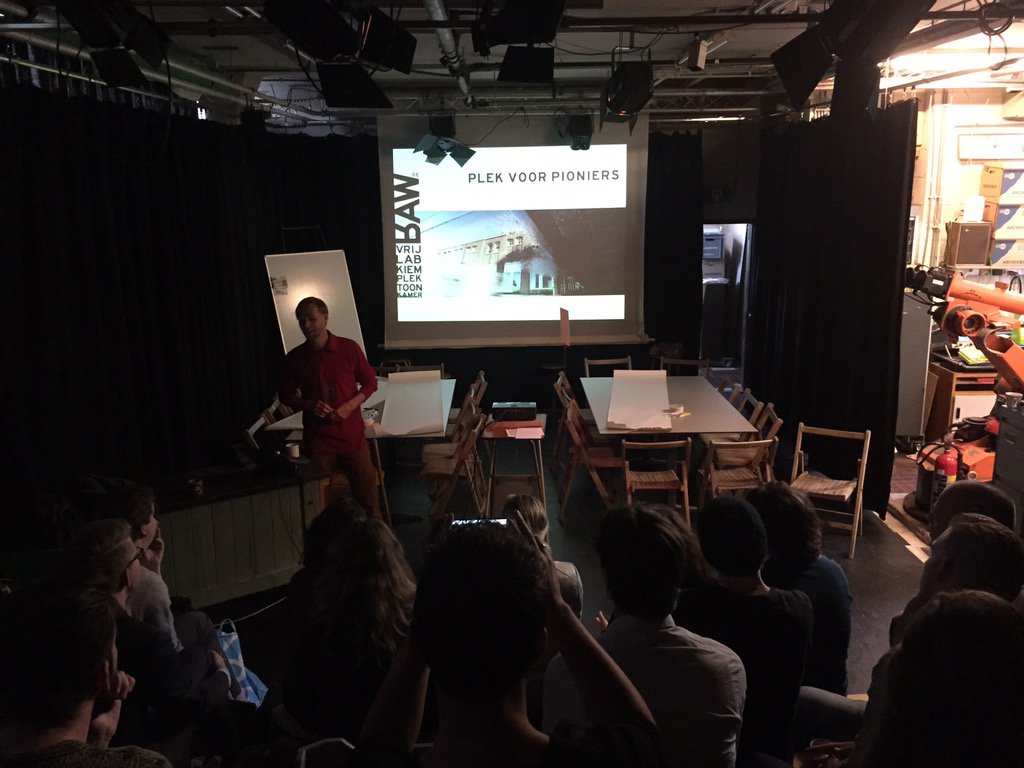 Harmen van <a href="/uitdewar/">de War</a> heet ons welkom, vertelt over De War, plek voor pioniers #ruimteverkenning @CouleurLocaleNL