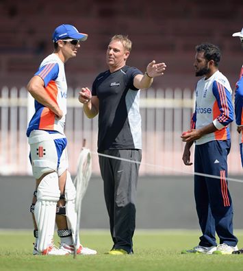 ItzAlastairCook's tweet image. Good to have #ShaneWarne with us today working with #AdilRashid03 in the nets.