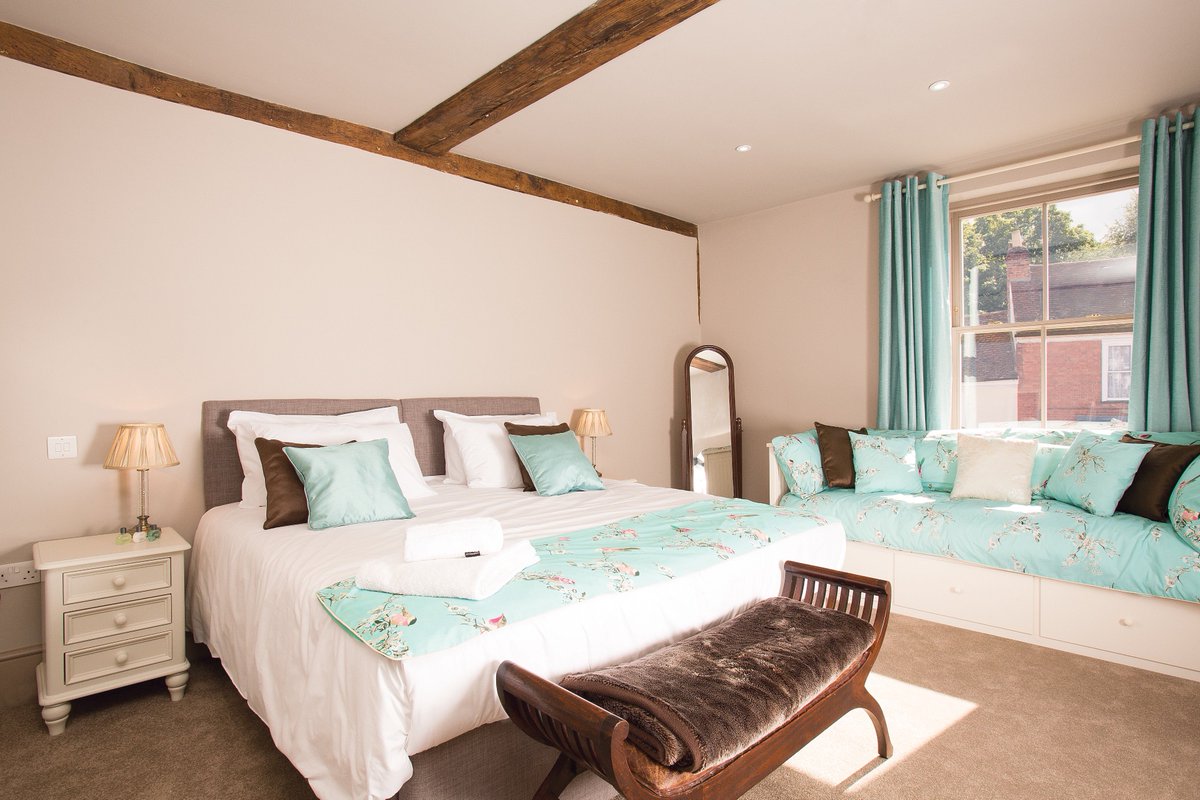 TheHarvardInn's tweet photo. Book a night stay in one of our beautiful new rooms for £100 #datenight #sleep https://t.co/X80bzXxNHq