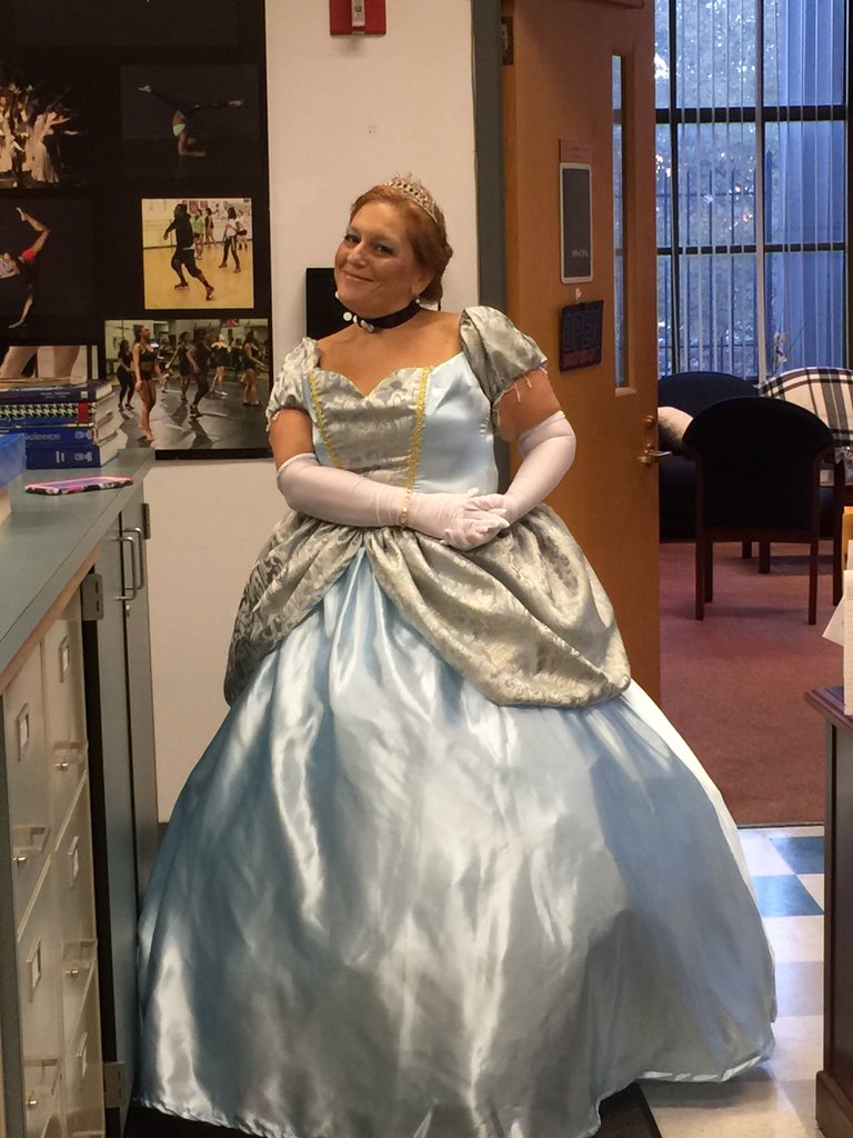 Jojobeav's tweet photo. Looking for Prince Charming! #Halloween #CAPA2015 https://t.co/I79xPTzcid
