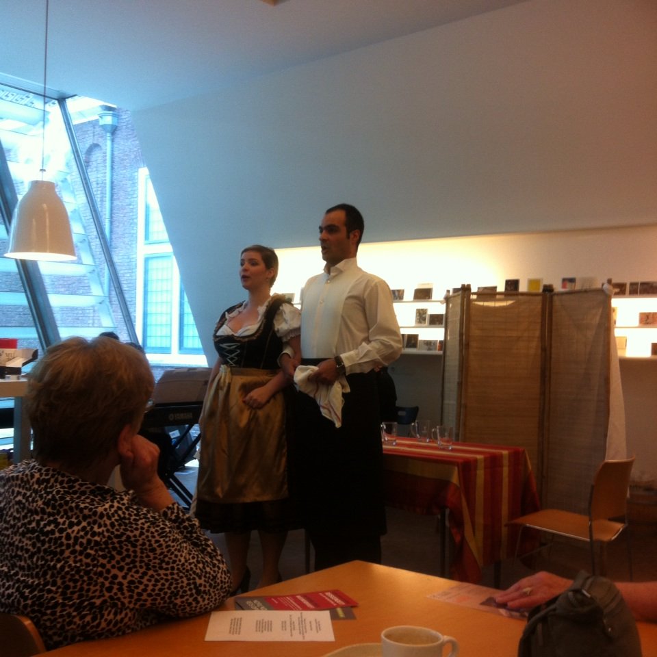 kaapsviooltje1's tweet photo. Volle bak bij #miniopera in het gezellige café @RijksmuseumT Nog tot 16:00 #Turner https://t.co/sjk35BgQNA