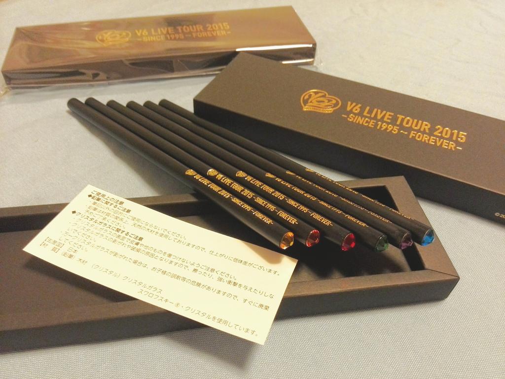 Mio A Twitter V6 周年コン 代々木限定グッズ ペンって発表されたのに 正体は色鉛筆f どうしよう かんざしに使おかな 本物のスワロフスキー社製のストーン付きとは言え 6000円というお値段は お若い方や遠征組にはキツそう T Co Mqzej8nw