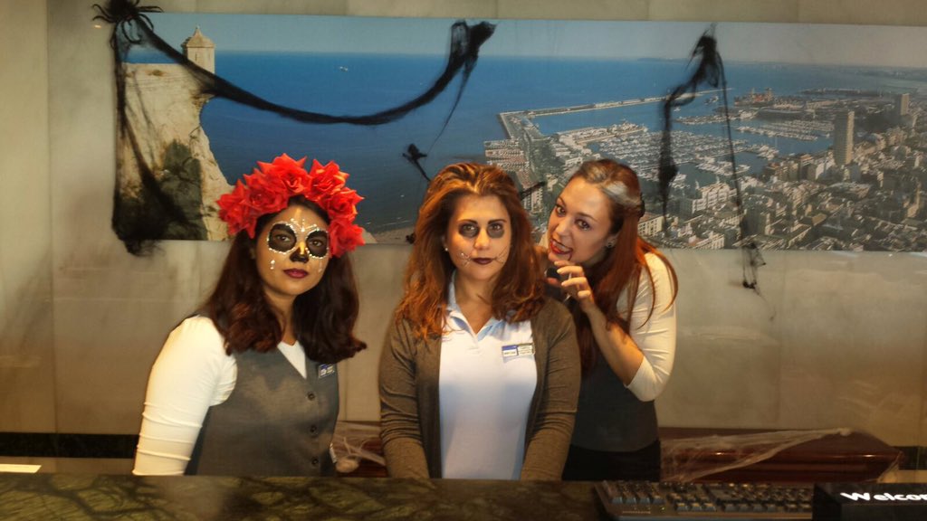 MiryAliaga's tweet photo. Comienza #Halloween en el @TrypSol #TRYPGransol #MHIspain #passionforleading #Alicante #trickortreat 👻👻 https://t.co/9OwxZEclVA