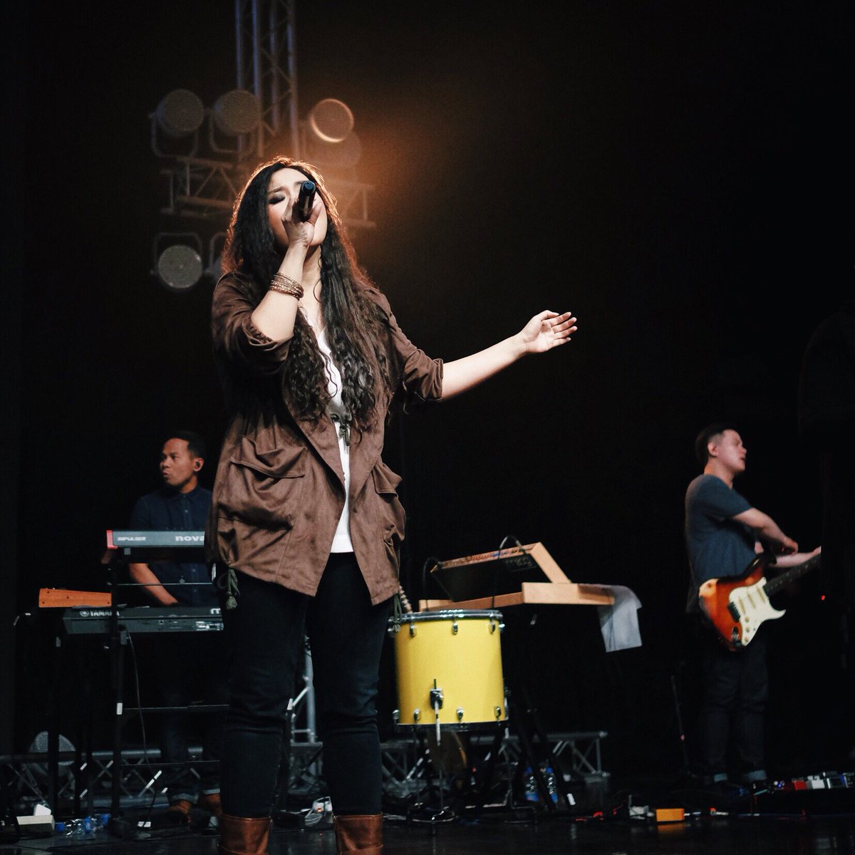 winnyjessica's tweet photo. "Pengharapanku takkan hilang sebab masa depanku telah Kau sediakan" -#harapanku @jpccworship #MoreThanEnoughLIVE. https://t.co/jxdPufIdP3