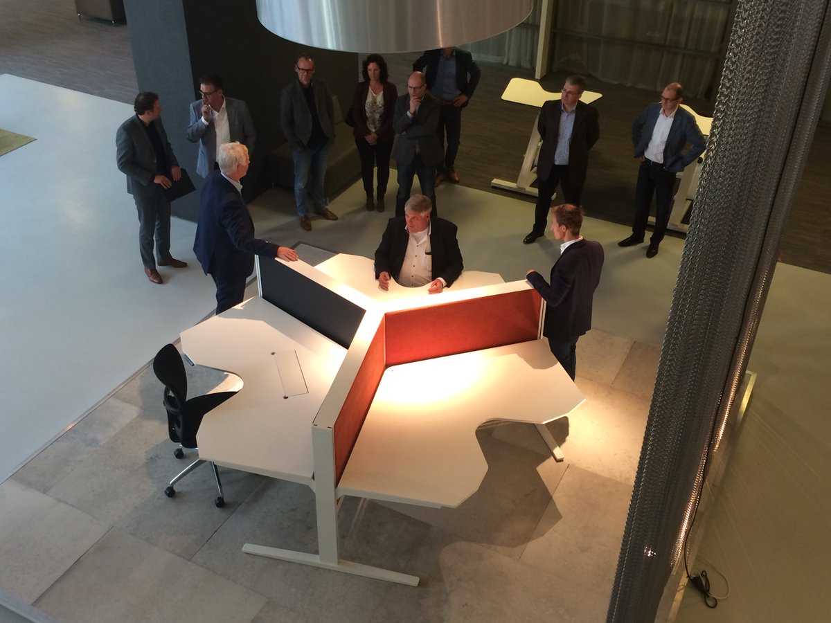 MarkantOffice's tweet image. Met trots presenteren we de MAX V2 tijdens de training #DynamischWerken