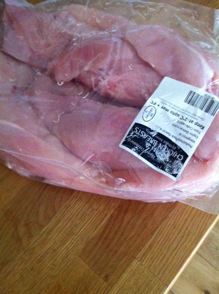 J00HNJ's tweet photo. @MuscleFoodUK Not good MF today's order covered in raw chicken juice! https://t.co/h3Co5AgPqd
