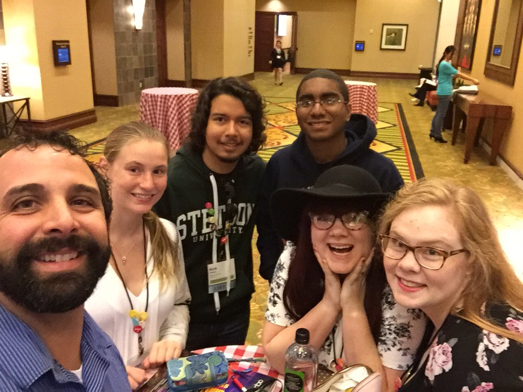 TeamTxYearbook's tweet photo. Hanging with my peeps from Stetson #collegemedia15 #wpc @paper_curves @most_ardentlyy @nicksaffan @reporter_su https://t.co/rj58Az3Li1