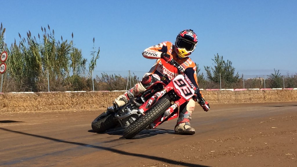 marcmarquez93's tweet photo. Hoy un poquito de dirt track en @motocros_rufea / Today some dirt track! #lightshoe works well!👍🏼 @NiloxSport https://t.co/YaquaWZITL