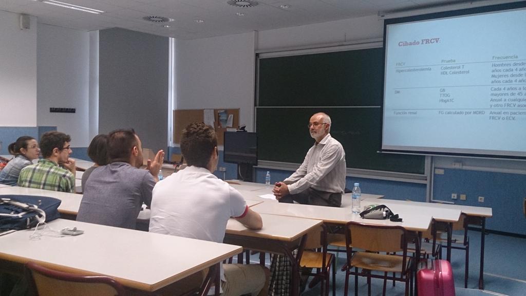 p_lozanogago's tweet photo. Mi tutor dando clase a alumnos de Medicina en la UMH. Debería no ser tan raro. #OrgulloMFyC #MFyC @dr_enfurecido https://t.co/WDF3S7iN2Z