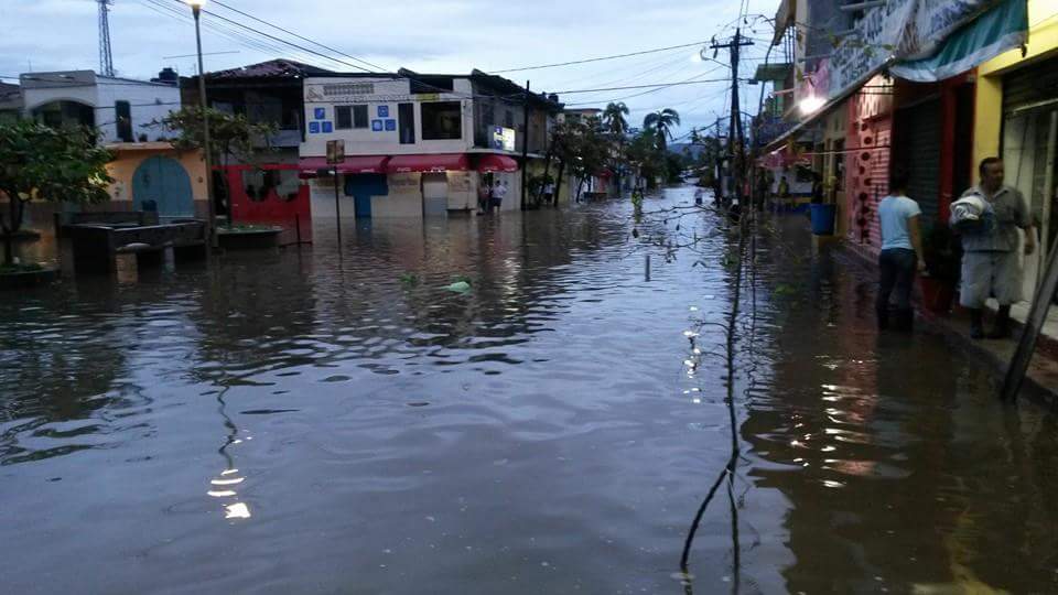Adrianitix's tweet image. #PrimeroNoticias cuando no nos huracanea nos inunda !! San Patricio, Melaque, Jal.