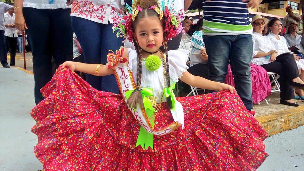 MeducaPma's tweet photo. Hoy en tan patriótico Acto ministerial  no podían  faltar los hermosos y coloridos trajes típicos. https://t.co/1cYnaj7Xrc