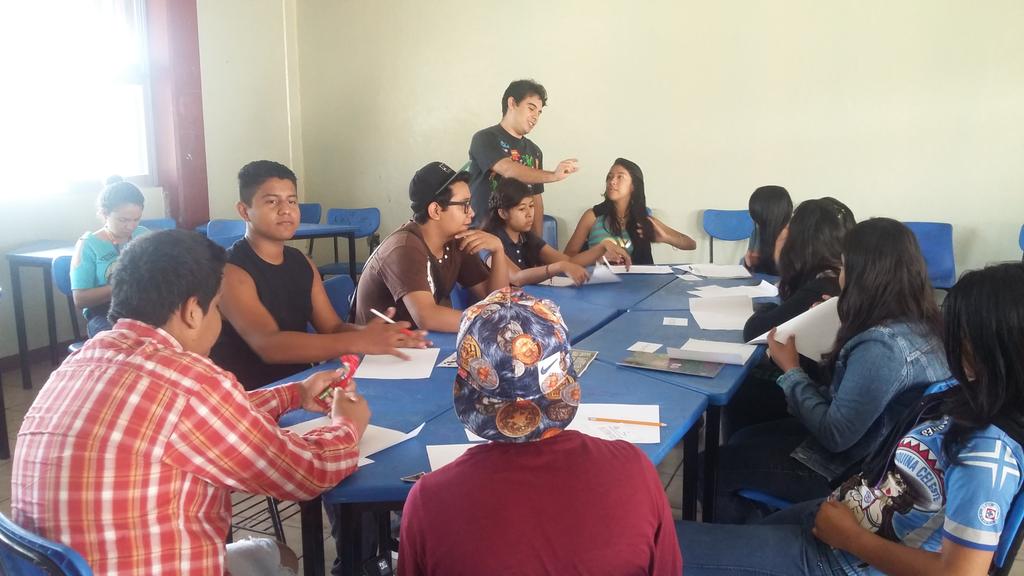 BrujaMistika's tweet photo. @DeInsistentes en taller de #LibertadDeExpresión en #Sec41 @Jiutepec_ construyendo #MediosLibres con lxs jóvenes https://t.co/0XQuNmeHNm