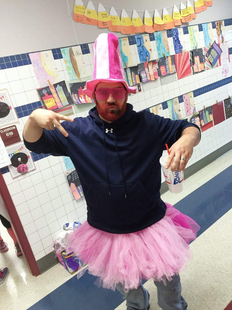 DavisWildcat3rd's tweet photo. Pink Out! #RedRibbonWeek @MrPraytor3rd https://t.co/wQeKWrq6wJ