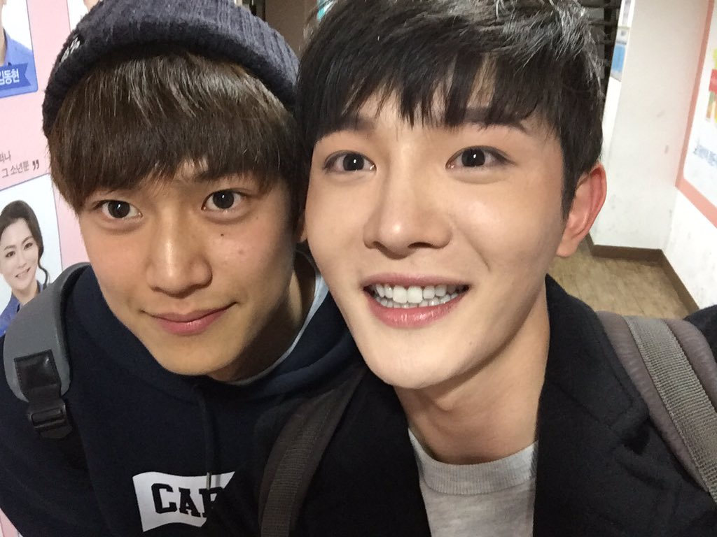 sohot_HL's tweet photo. 흔들렸는데 이게 너무 #좋아 우리둘의 모습이...
#박철진 #손지환 이 이렇게 만났네
#이후림 #나종찬 으로 👬
형이 #편지 에 쓴 것 처럼 #빠이팅 !
#사랑한다 종차니야❤️
#오당신이잠든사이 #닥터리 https://t.co/8Y6qptsiXA