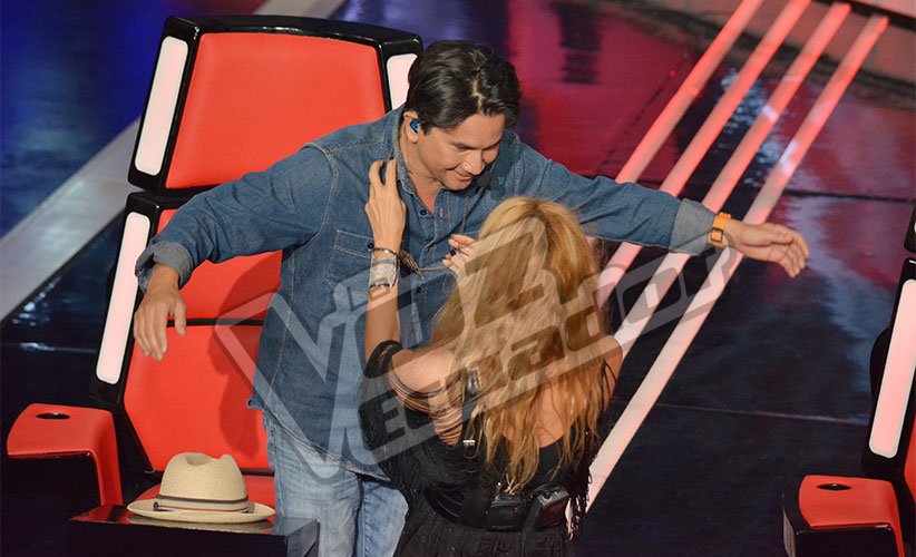 LaVozEcOficial's tweet photo. @Martisima_SoyYo le dio un regalo inesperado a 
@jorgevillamizar ► https://t.co/diGv1xvWiu #LaVozEcuador ✌ https://t.co/8kl9fIe9F3