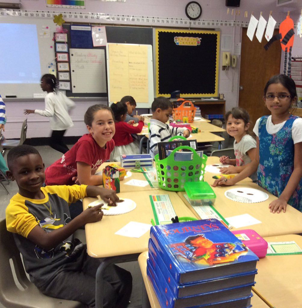 MrsRomerosClass's tweet photo. Having fun with our Friday Friends! #superheromasks #Fridayfriends https://t.co/97n3sg5O3x