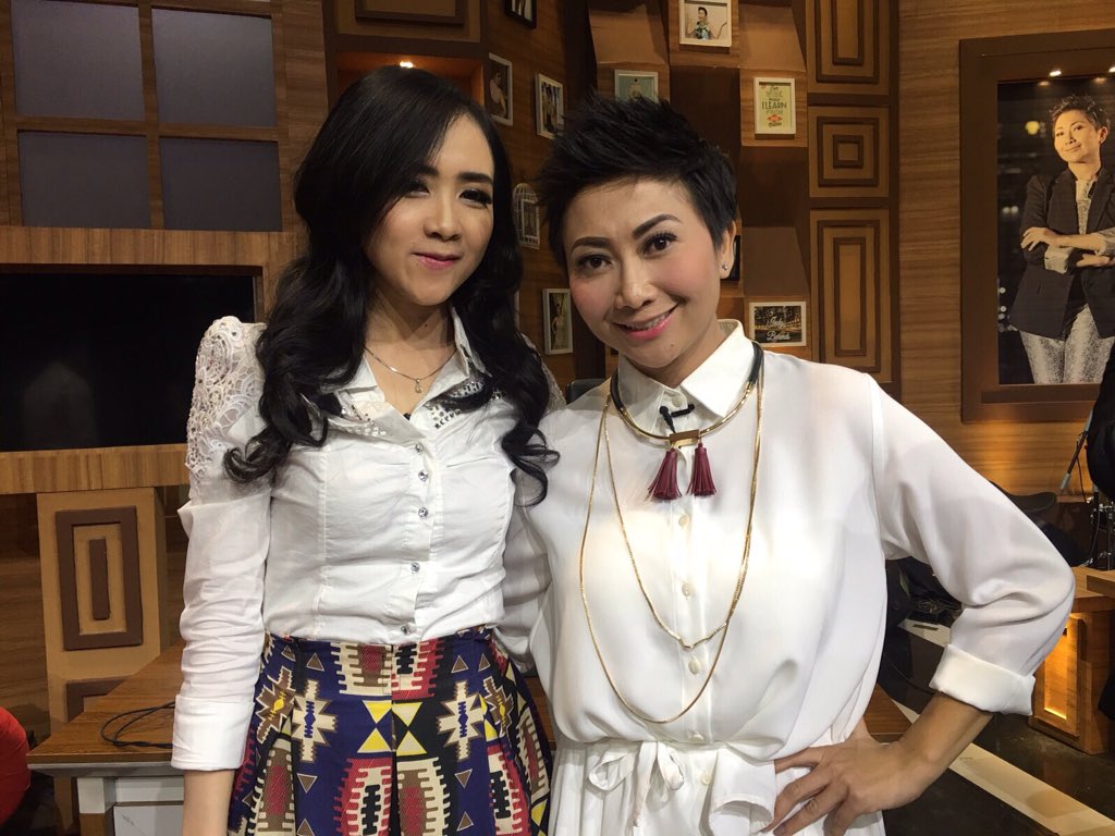 ucie_sucita's tweet photo. With @indybarends #livewithindy #transtv #ttv #ucisucita #kencengkendor https://t.co/m1CxjksiOM