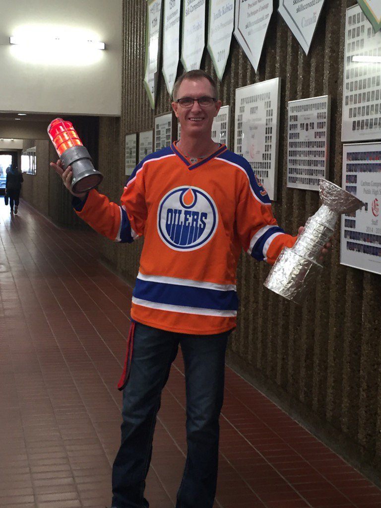 PACarlton's tweet photo. @EdmontonOilers fan Mr Klassen says this is his costume-"Oiler future"! Mr T doesn't agree #saderrivalry #saderfun https://t.co/qctFSqy20K