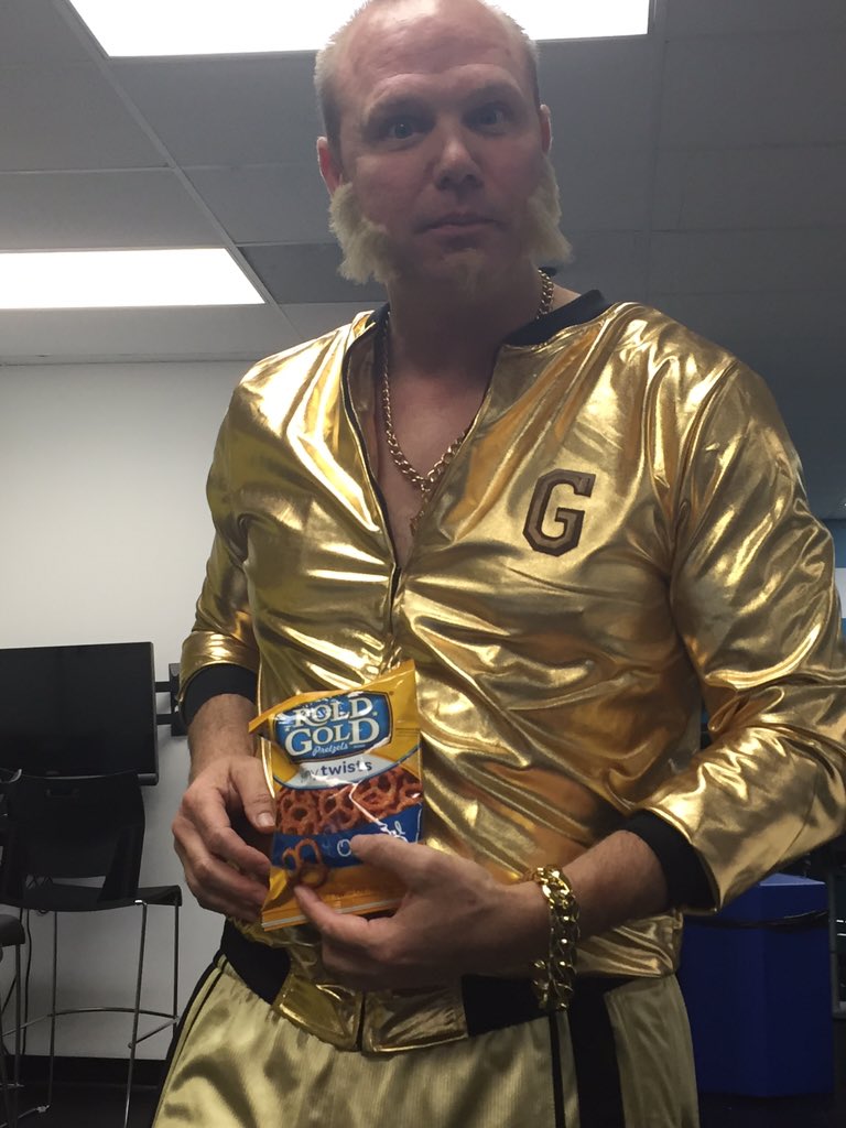 BGWheelsofSteel's tweet photo. And of course @brant_BG is eating #roldgold #pretzels #boograce15 @MyBlueGrace https://t.co/Vs0mcashmx