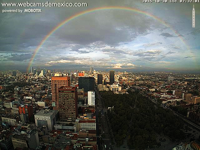 webcamsdemexico's tweet photo. Imagen del espectacular arcoiris esta mañana en la Ciudad de México #CDMX. Vista Poniente Torre Latino: https://t.co/O5ulnS49oW