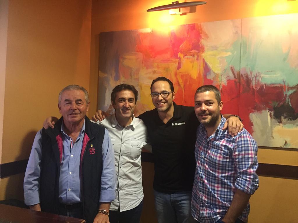 jcgrestaurante's tweet photo. Pasando un ratito de lujo en el @ElMentideroo #Granada https://t.co/dAqs1Fkiea