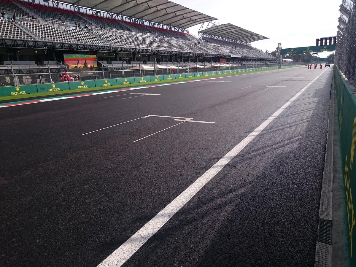 AlbertFabrega's tweet photo. Así está la pista a 1h de la FP1. No hay agua acumulada. Secará. https://t.co/ChtDKb60nR