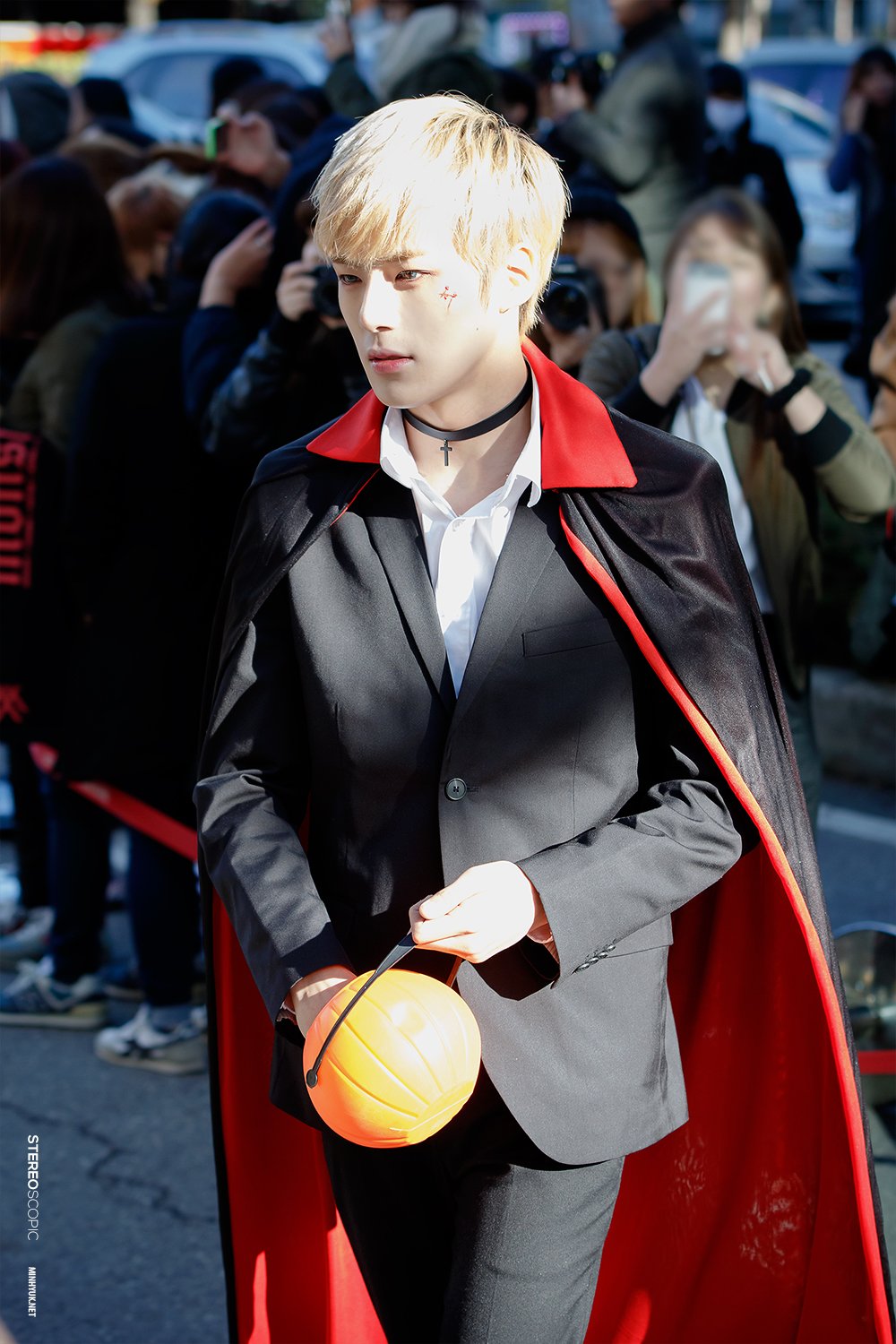 오늘 오드아이, 초커, 망토가 열일한 아이돌 | 인스티즈