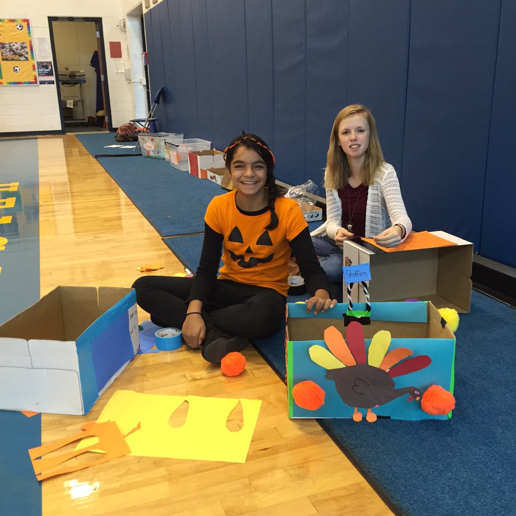 JBassi11's tweet image. Heights students helping with the  Monmouth County Foodbank