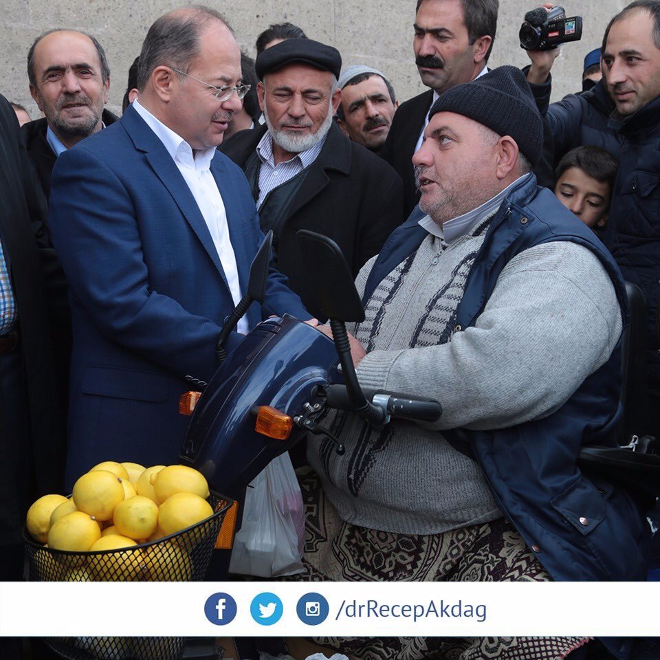 Geçimini limon satarak sağlayan Murat kardeşimize hayırlı ve bereketli işler diledik. Allah kolaylık versin.