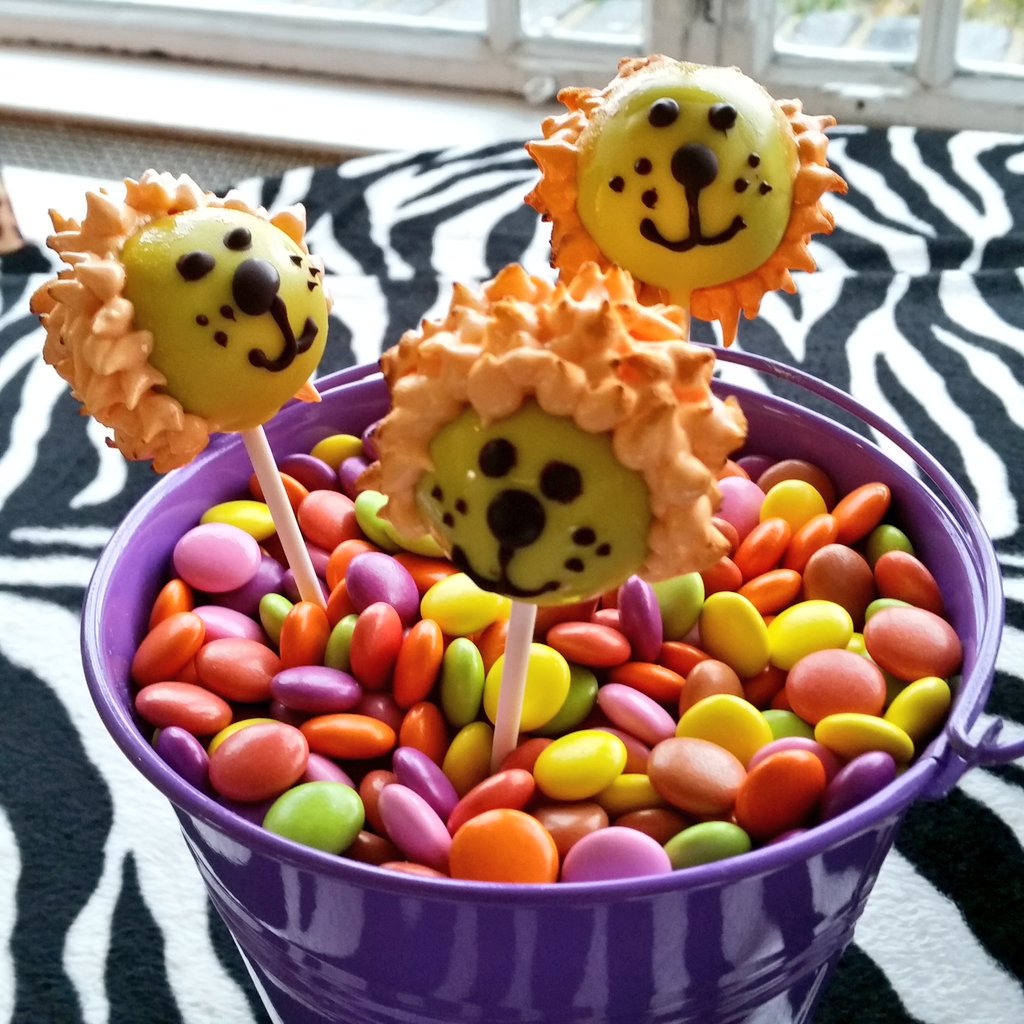 ZSLcatering's tweet photo. #HappyHalloween #TrickOrTreat Our @AmpersandCaters Chef's are only serving treats this afternoon #eventprofs https://t.co/Lr1AA1SxWC
