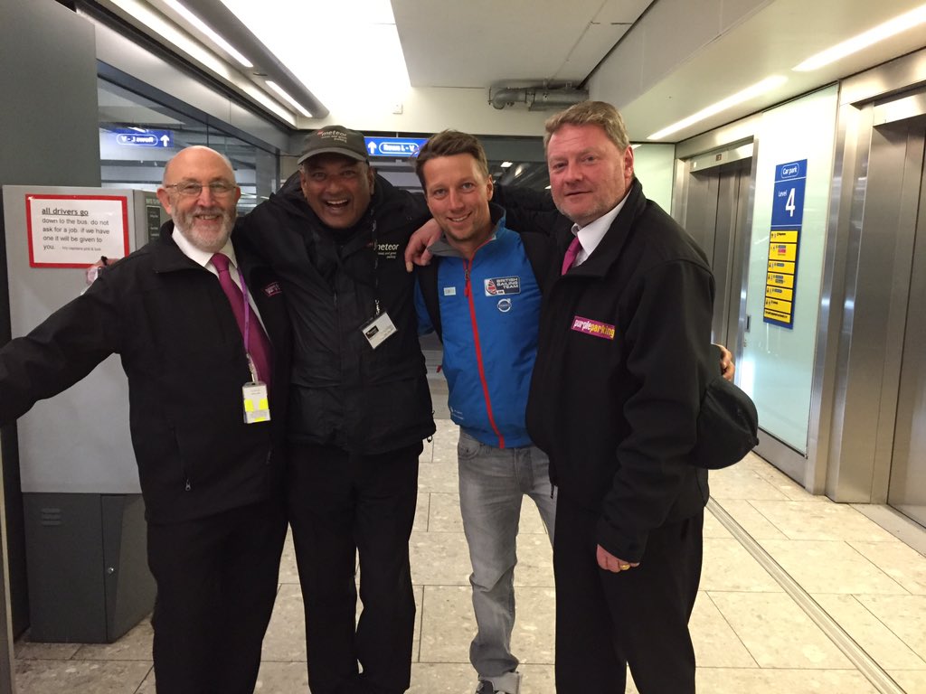 Pink49er's tweet photo. Thanks to the guys @ILoveMandG for doing what they do best, so easy to roll in to the airport without waiting around https://t.co/KQFBIyUb8L