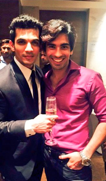 MohitSehgalFC_'s tweet photo. Happy birthday @Thearjunbijlani stay blessed have a rocking year ahead tc 😊😚
@itsmohitsehgal #ArHit 🎂🎂🎁🎉 https://t.co/yr3AG4DrAC