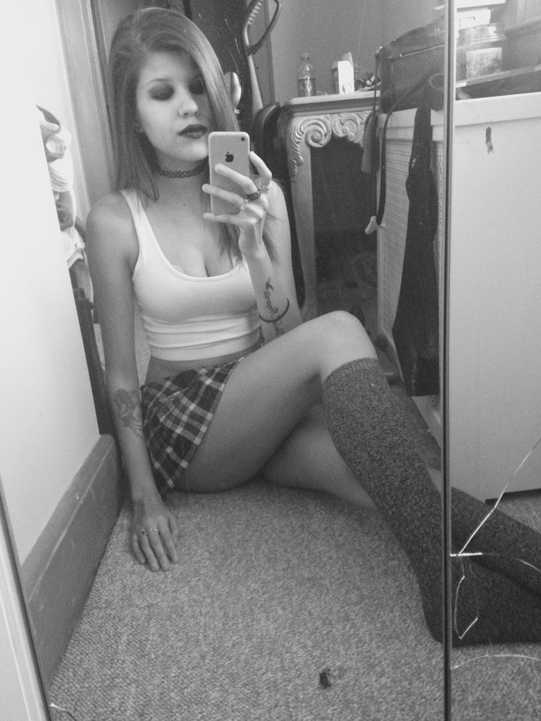 Bri_Gomez18's tweet photo. Friday vibes 💀 #halloeve #halloweekend https://t.co/dWdaAK1PLz