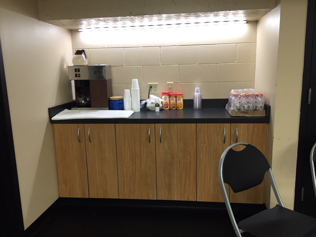 EQguy44's tweet photo. Training room/Eq setup at Western.. Coffee is brewing.. #calmbeforetgestorm https://t.co/eJiap2cA2k