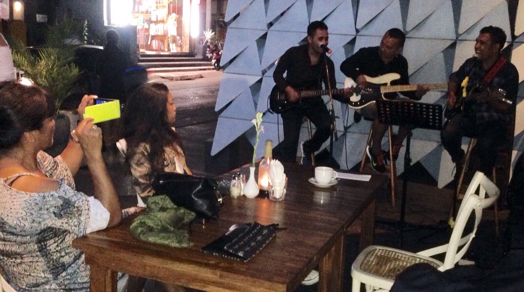 Pertama kali main music di Bali, Seminyak.