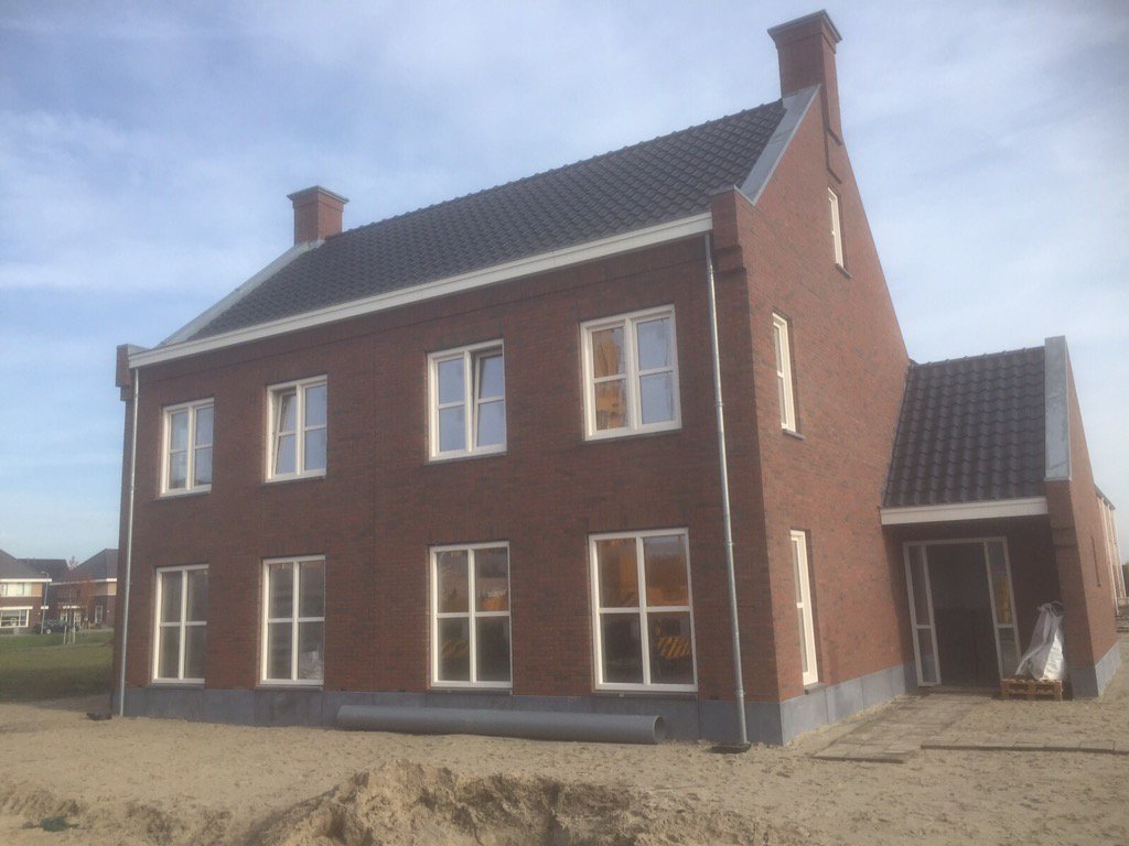 OVTontwikkeling's tweet photo. Vandaag een prachtige woning op Urk mogen opleveren aan zwanie en @KKoffeman mooi werk van @HoekmanOost https://t.co/d5jXqskGsM