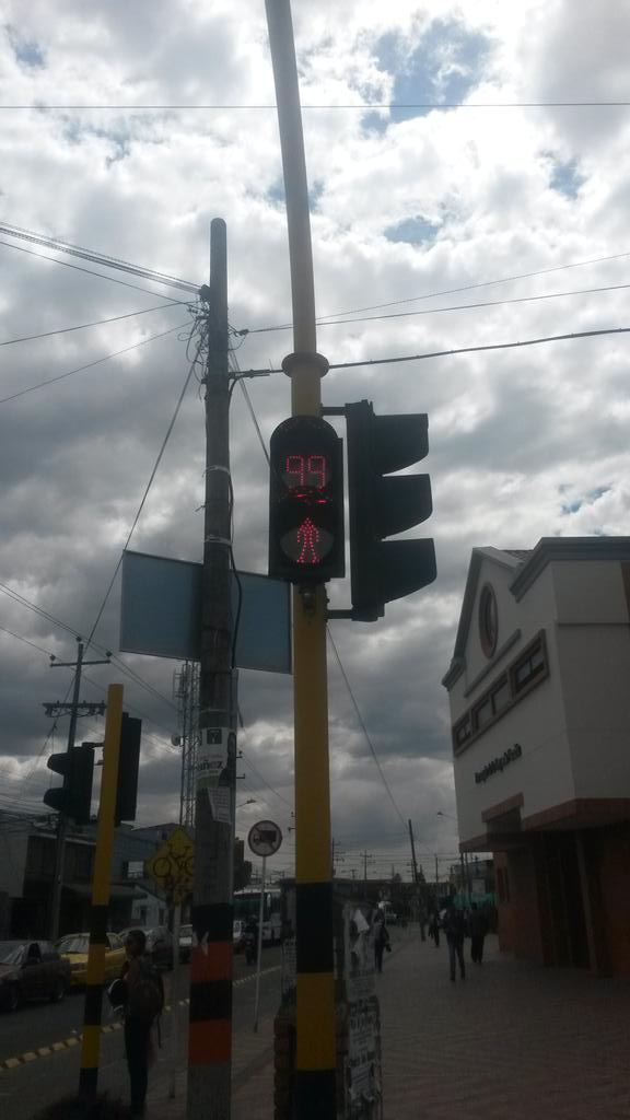 MICROiDEASCOL's tweet photo. @SectorMovilidad  este semáforo de conteo regresivo esta en #chia podrían implementarlo en #Bogota @EnriquePenalosa https://t.co/qw5aerRFkz