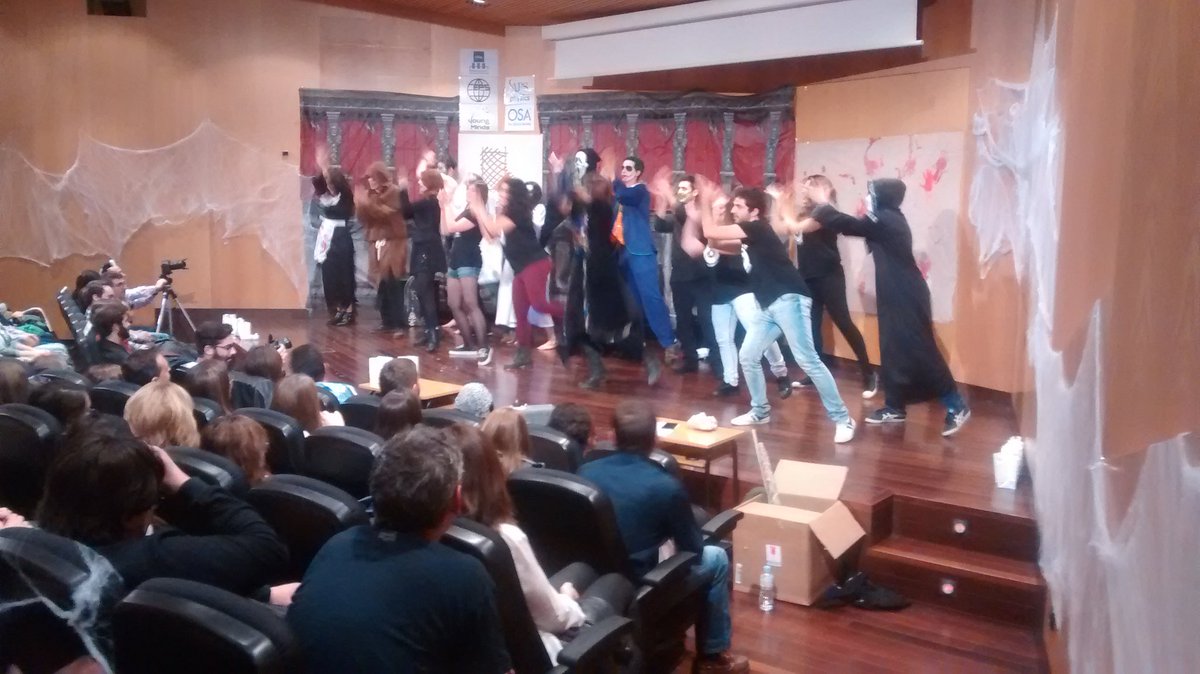 MCienciaVLL's tweet image. Fin del espectáculo 'Scary Physics' de @Physics_League con aforo completo de Auditorio. Gracias a todos.