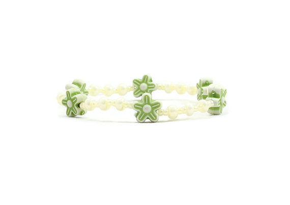 Beadedtweets's tweet photo. ✯❤ Green flower #bracelet stretch jewelry for girls. Handmade #jewelry for all ages. https://t.co/X9qKWmIv6X https://t.co/deNYPNuRB7