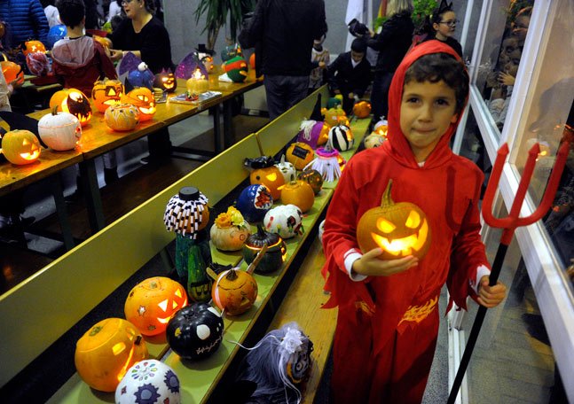 Farodevigo's tweet photo. Samaín, no Halloween https://t.co/zCWZA3feuP Etnógrafos gallegos reivindican las tradiciones de esta fiesta celta https://t.co/S8xgc69Xx5