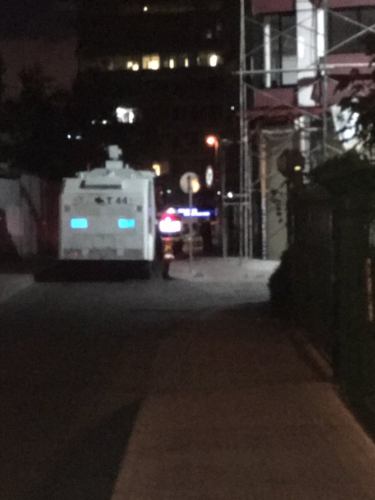 frekanstr_'s tweet photo. Cumhuriyet gazetesinin önü Toma ve polis kaynıyor. https://t.co/nTnZ6Bqh9I