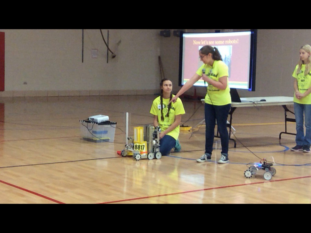 MrsKstemtweets's tweet photo. UMAC &amp; 5th Graders learned about competitive robotics from CLS students aka Fruit Salad! #WCCubs https://t.co/QEnWQvkAV0