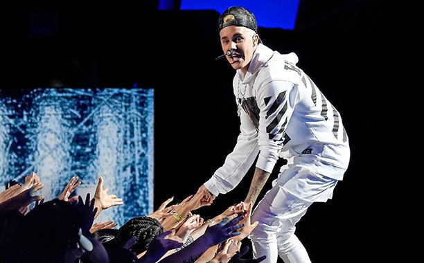 EW's tweet photo. Justin Bieber teases 'Hotline Bling' remix: https://t.co/4rr3Fv5ASF https://t.co/UTBDpRCiM9