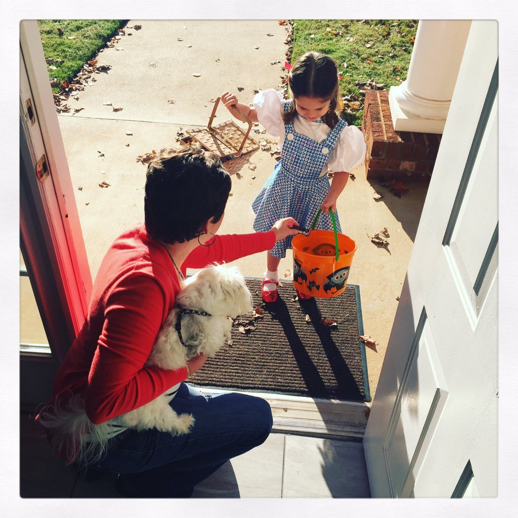 ZContractor's tweet photo. Handing out candy to the kids in the daycare across the way! 👫 #trickortreat 🍭 #dorothy 👧🏻 #zteam #happyhalloween 🕸🎃 https://t.co/AORfuN8l38