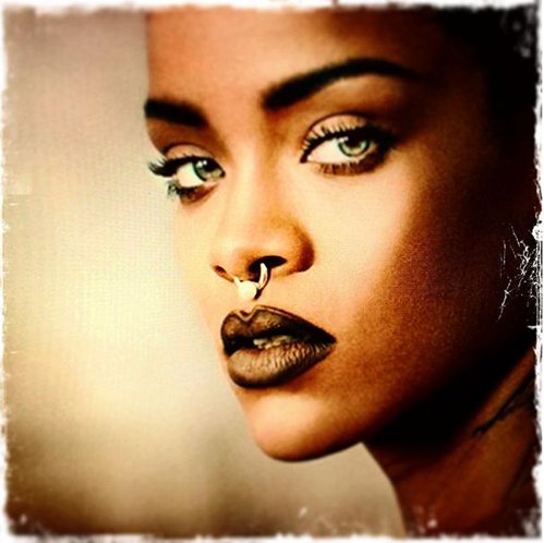 VogueFrance's tweet photo. Rihanna et Cara Delevingne réunies dans le prochain film de Luc Besson ---> https://t.co/59GqICvEfz https://t.co/SLZlekzI7p